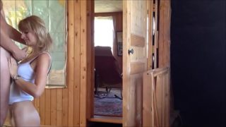 Высокая худенькая блондинка в загородном доме снимает с любовником реальное порно